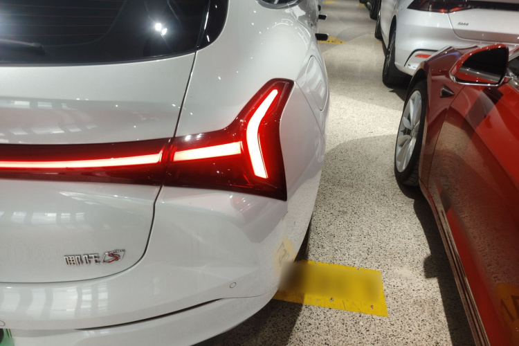 哪吒汽车 哪吒S猎装 2024款 增程300 标准版车身外观6001