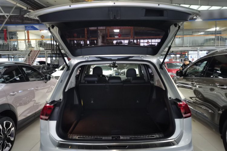 大众 途观L 2018款 改款 330TSI 自动两驱豪华版机舱底盘23