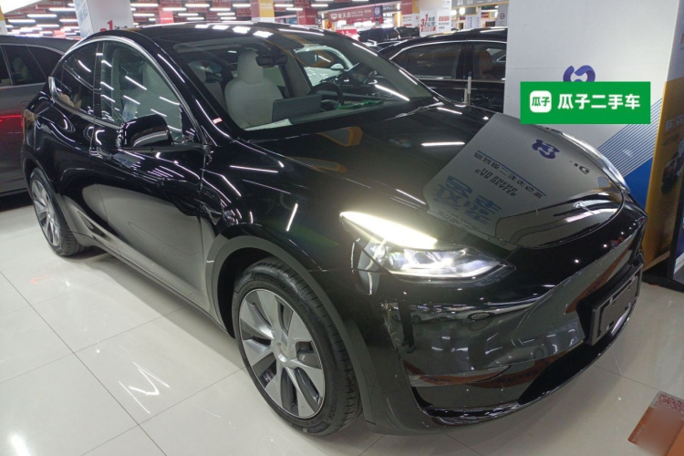 特斯拉 Model Y 2021款 标准续航后驱版车身外观3