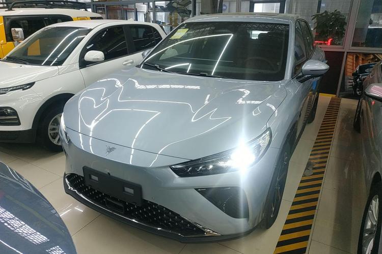 哪吒汽车 哪吒L 2024款 增程 310 闪充红衣版车身外观2