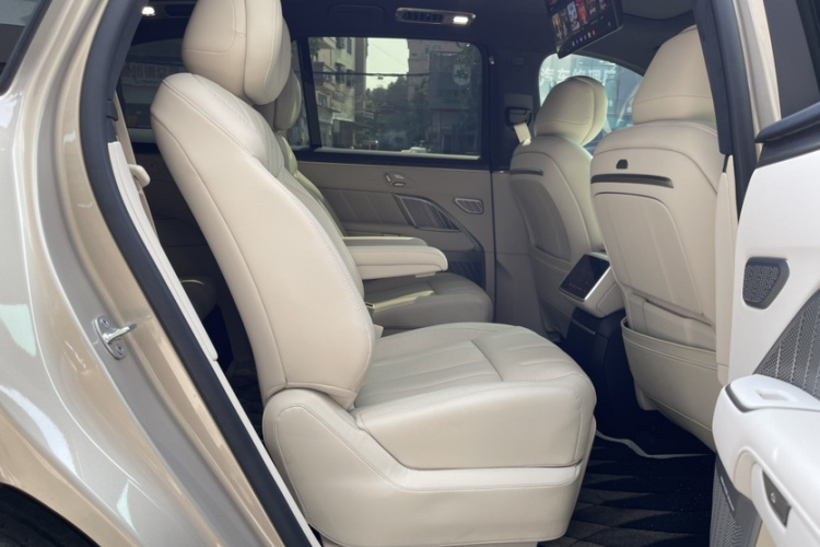 乐道L90 2025款 Ultra 六座版中控内饰7002