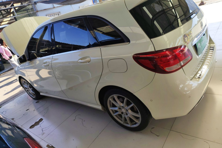 奔驰B级 2015款 B 200 动感型车身外观4