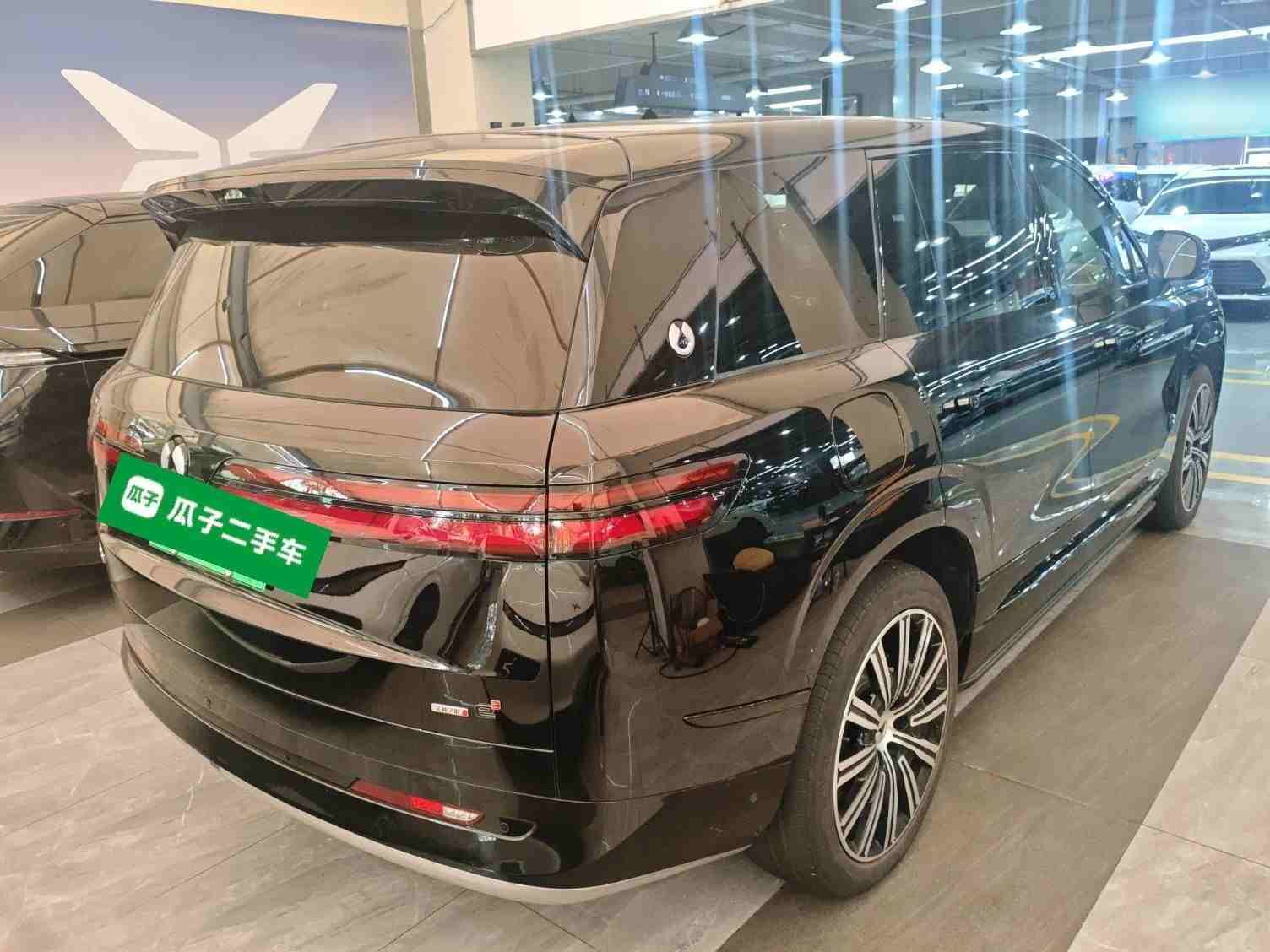 车辆右后45度外观展示