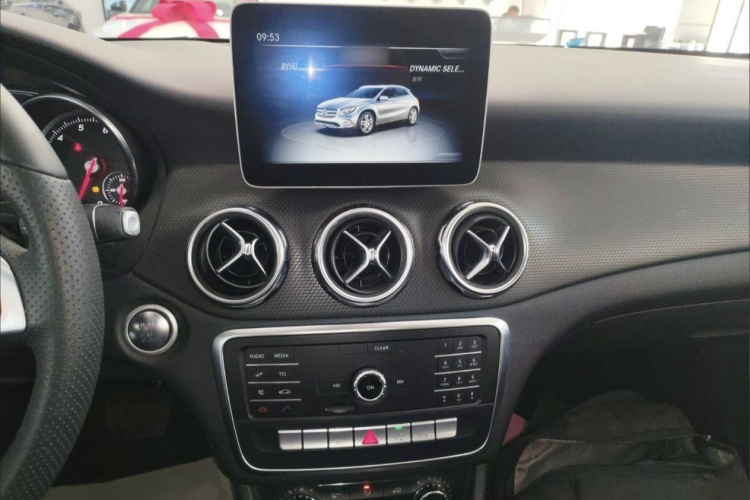 奔驰GLA 2019款 GLA 200 动感型中控内饰7011