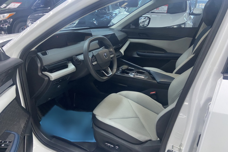 长安UNI-V 智电iDD 2023款  智电iDD 1.5T 113km智趣型中控内饰7004