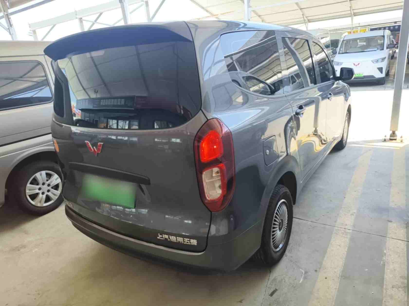 车辆右后45度外观展示