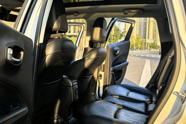 Jeep 指南者 2020款 220T 自动精英版中控内饰7002