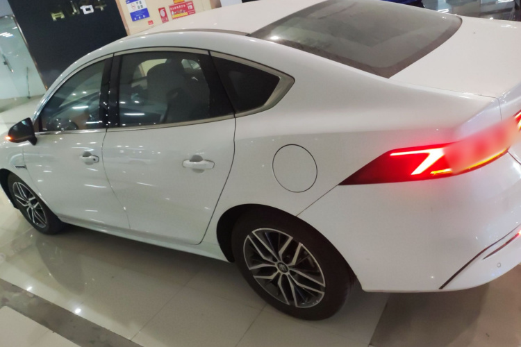 比亚迪 秦PLUS 2021款 DM-i 55KM 旗舰型车身外观4