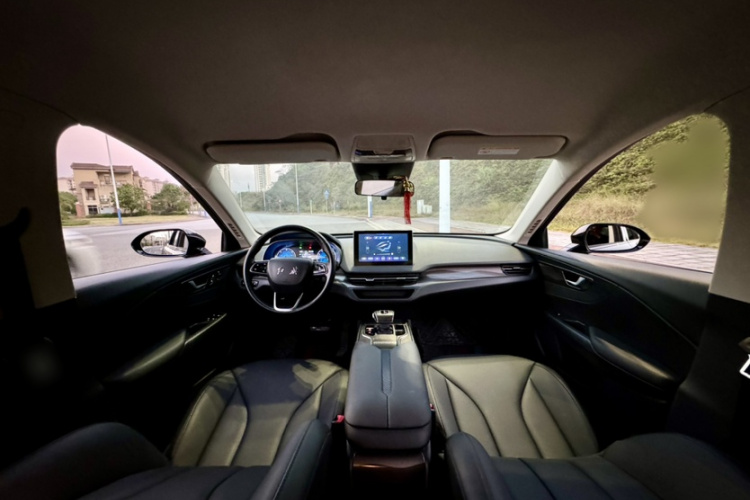 红旗E-QM5 2022款 431km 充电乐享版中控内饰7006