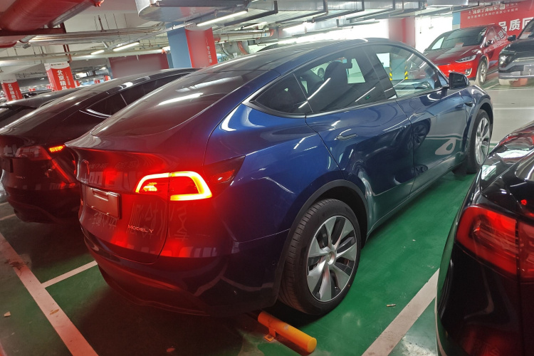 特斯拉 Model Y 2021款 长续航全轮驱动版 3D7车身外观7