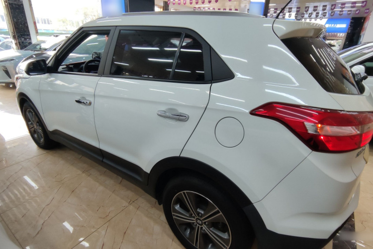 北京现代ix25 2015款 1.6L 自动两驱智能型GLS车身外观4