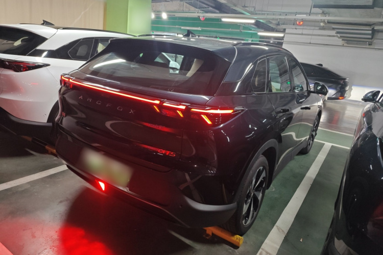 ARCFOX极狐 极狐 阿尔法T5(ARCFOX αT5) 2025款 520 MAX车身外观7