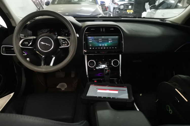 捷豹XEL 2020款 2.0T 250PS SE科技优雅版中控内饰12