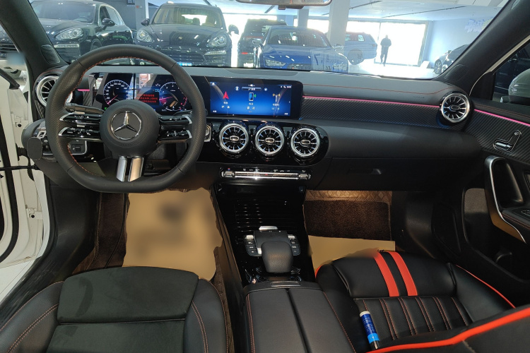 奔驰A级 2023款 A 200 L 时尚型中控内饰12