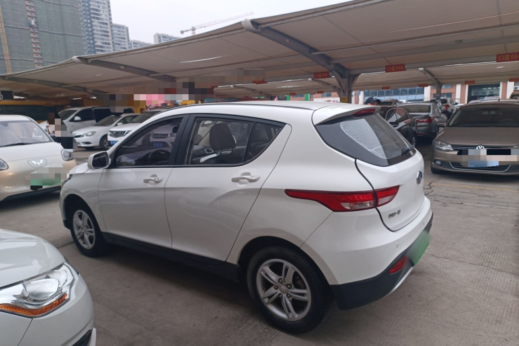 一汽 骏派D60 2016款 1.5L 手动豪华型车身外观4