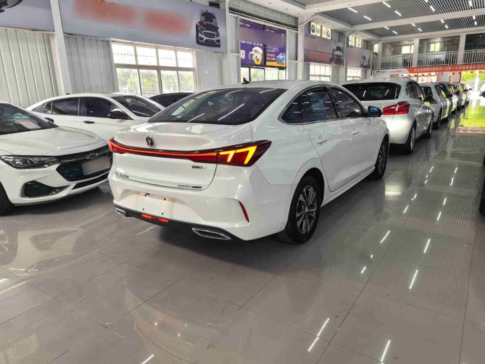 车辆右后45度外观展示