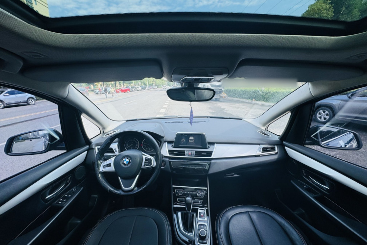 宝马2系多功能旅行车 2015款 218i 领先型中控内饰7002