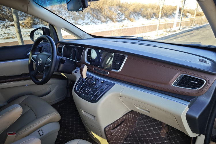 别克GL8 2015款 2.4L 豪华商务尊享版中控内饰7007