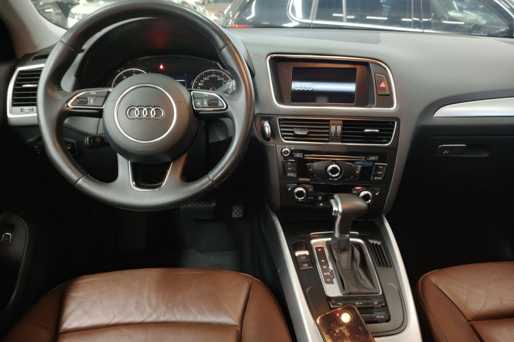 奥迪Q5 2015款 40 TFSI 技术型中控内饰12