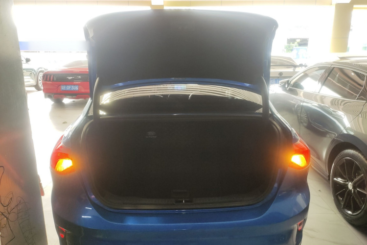 福特 福克斯 2021款 三厢 EcoBoost 180 自动锋潮型机舱底盘23