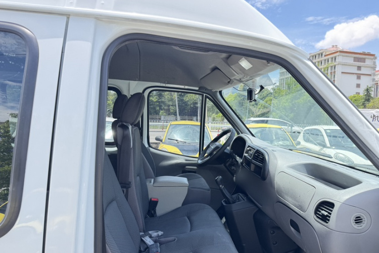 江铃 特顺 2017款 2.8T商运型短轴中顶6/7/8座JX493车身外观6006