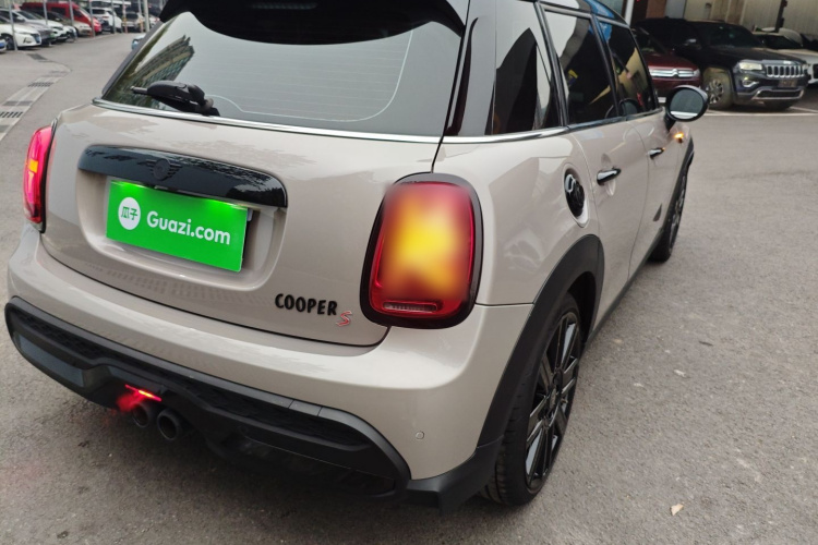 MINI 2023款 2.0T COOPER S 艺术家 五门版车身外观9