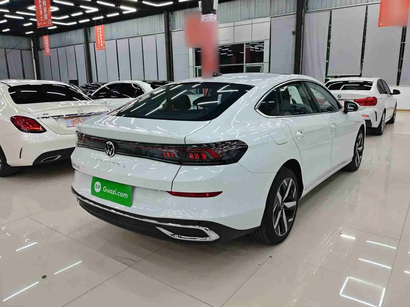 凌渡L右后45度角实拍，展现掀背造型与流畅线条