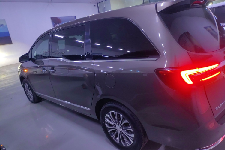 别克GL8 2022款 陆上公务舱 652T 豪华型车身外观4