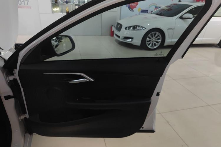 宝马1系 2018款 118i 运动型中控内饰7005