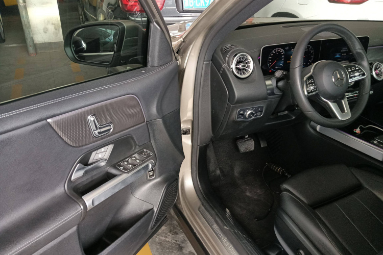 奔驰GLB 2020款 改款 GLB 200 动感型中控内饰20