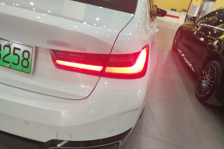 宝马i3 2024款 eDrive 40 L 曜夜套装车身外观9