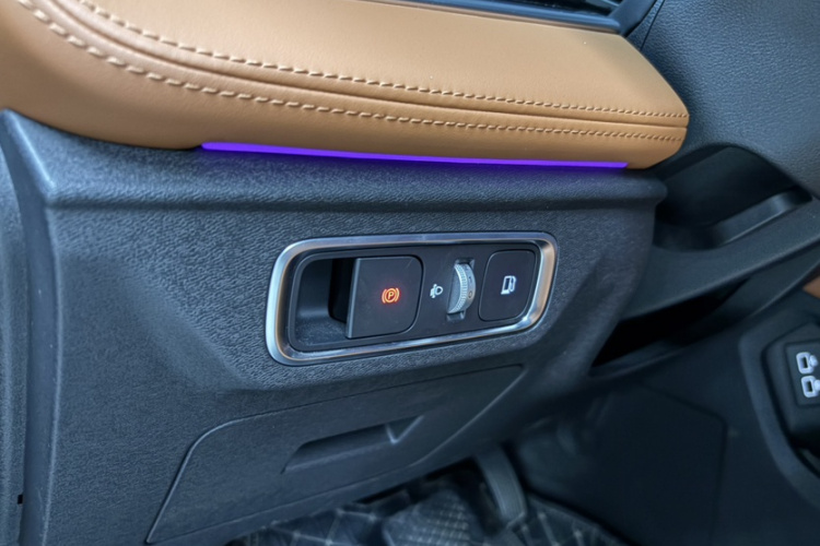 捷途山海L7 2024款 1.5T 120km ULTRA 7座中控内饰7006