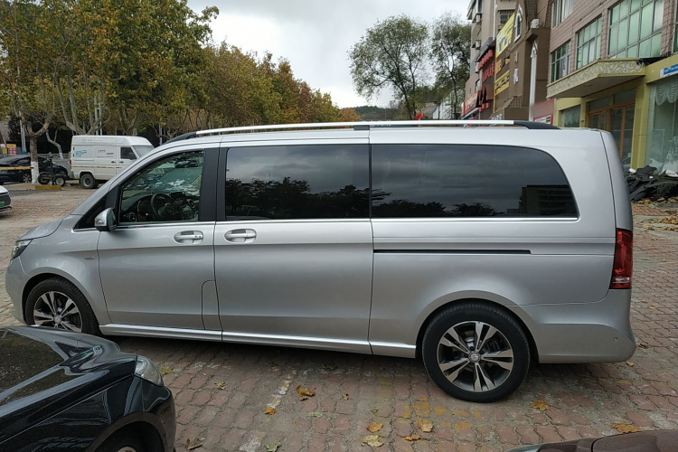 奔驰V级 2016款 V 260 L 尊贵加长版车身外观4