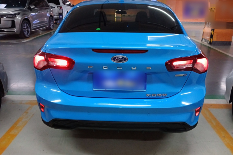 福特 福克斯 2022款 三厢 EcoBoost 180 自动竞速版车身外观6