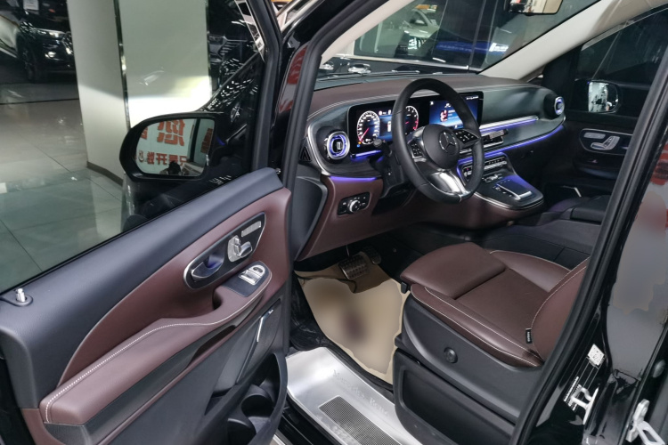 奔驰V级 2024款 V 300 L 长轴距豪华版中控内饰7003
