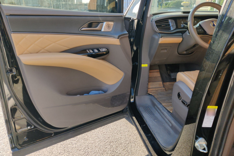 腾势D9 2022款 DM-i 970 四驱旗舰型中控内饰7003