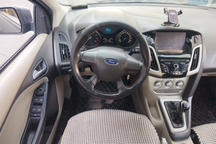 福特 福克斯 2012款 三厢 1.6L 手动舒适型中控内饰13
