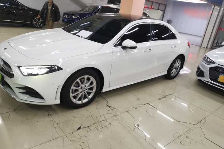 奔驰A级 2022款 改款 A 200 L 运动轿车时尚型车身外观4