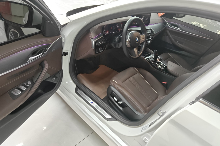 宝马5系 2023款 530Li 领先型 M运动套装中控内饰7003