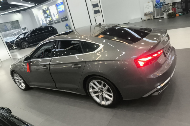 奥迪A5 2023款 Sportback 40 TFSI 时尚动感型车身外观4