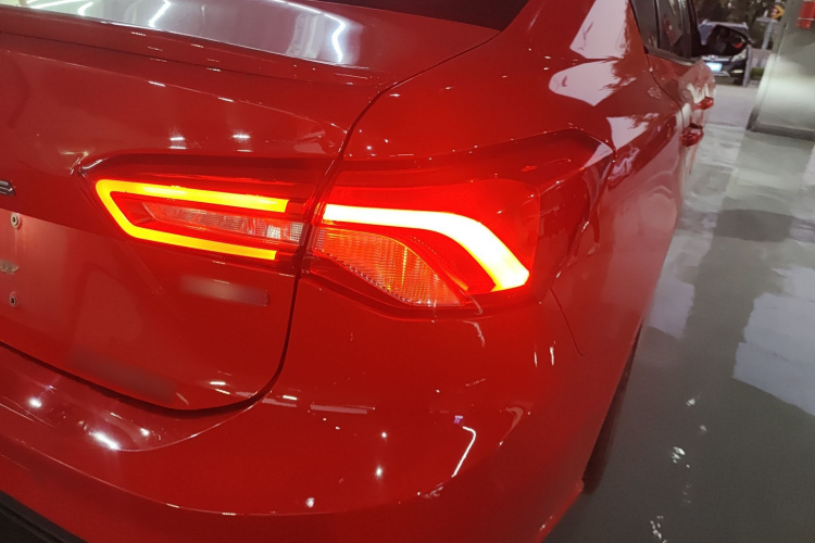 福特 福克斯 2020款 三厢 EcoBoost 180 自动ST Line车身外观9