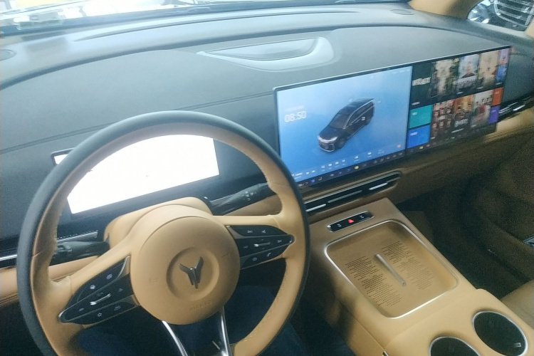 岚图汽车 岚图梦想家 2025款 PHEV 四驱卓越鲲鹏版中控内饰7002