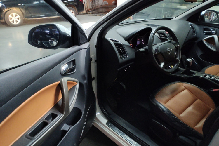 海马S5 2016款 1.6L 手动豪华型科技版中控内饰7003