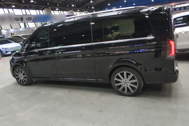 奔驰V级 2024款 V 300 L 长轴距尊贵版车身外观4