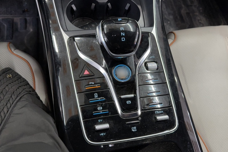 比亚迪 秦PLUS 2023款  冠军版 DM-i 120KM超越型局部细节18