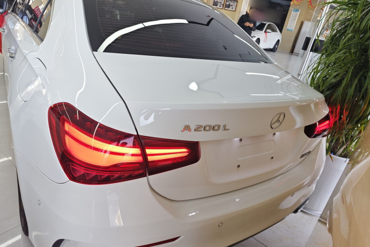 奔驰A级 2023款 A 200 L 时尚型车身外观6