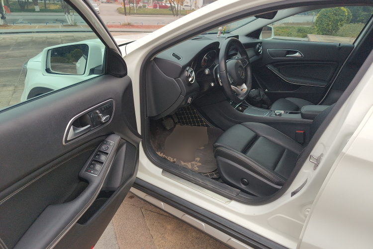 奔驰GLA 2019款 GLA 200 动感型中控内饰20