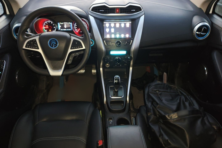 比亚迪 元新能源 2018款 EV360 智联炫酷型中控内饰7002