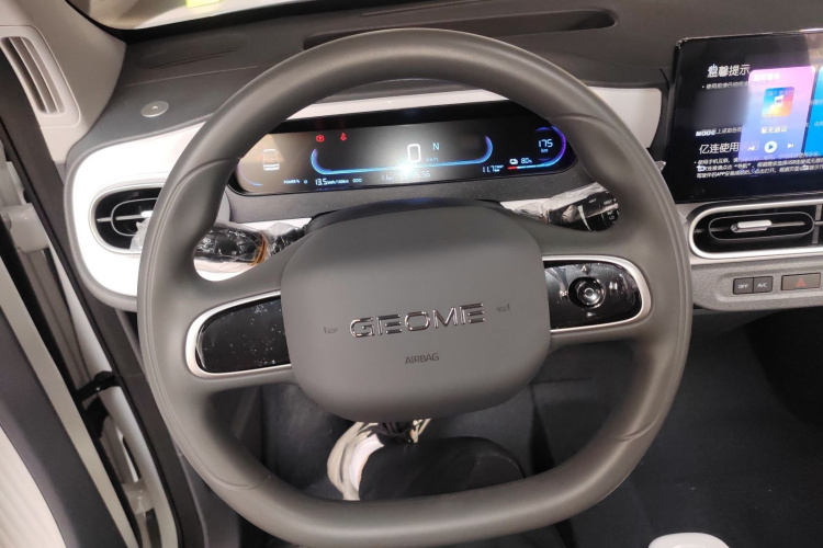 吉利银河 2025款 210km 熊猫骑士中控内饰13