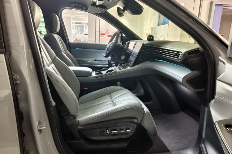 蔚来ES8 2020款 580KM 签名版 六座版中控内饰7006